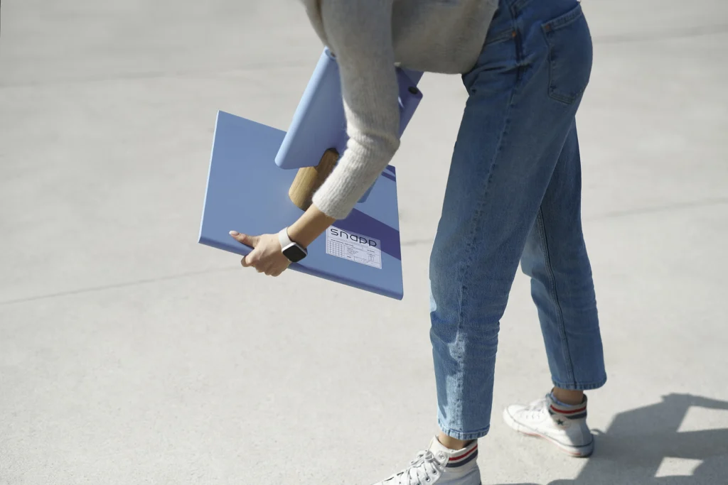 Solis 01.02 kwadratowy niebieski stolik pomocniczy ponadczasowy design