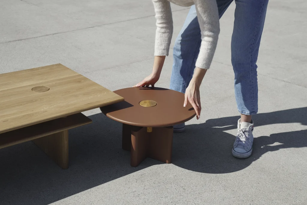 Solis 01.02 mały stolik okrągły, uzupełniający duży stolik drewniany